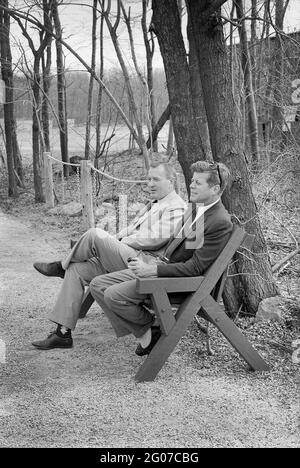 31. März 1963 Wochenende im Camp David. Unter Sek. Der Marine Paul Fay und Präsident John F. Kennedy. Stockfoto