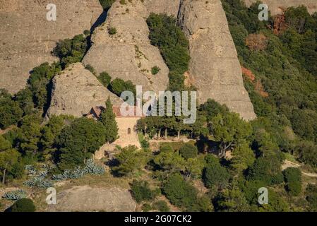 Eremitage von Sant Benet de Montserrat zwischen Klippen und Bäumen (Barcelona, Katalonien, Spanien) ESP: Ermita de Sant Benet de Montserrat entre árboles Stockfoto