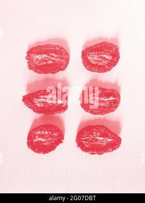 Getrocknete oder getrocknete Tomatenhälften, Draufsicht, verschiedene Formen und Größen, Samen nach oben. Rose tonned Stockfoto