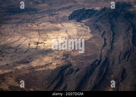 Luftaufnahme von unbefestigten Straßen in der Wüste, die über die Sierra Madre Oriental, Coahuila, Nordmexiko, fliegen Stockfoto