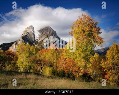 Pedraforca-Massiv nach dem ersten Schneefall im Herbst. Aus der Nähe von Maçaners (Provinz Barcelona, Katalonien, Pyrenäen, Spanien) Stockfoto