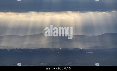 Sonnenstrahlen über dem Collserola-Gebirge, von Montserrat aus gesehen (Barcelona, Katalonien, Spanien) Stockfoto