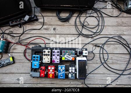 Lviv, Ukraine - Mai 2021: Effekteinheiten für Gitarre auf der Konzertbühne Stockfoto