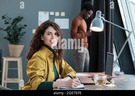 Porträt einer erfolgreichen Geschäftsfrau, die mit ihrer Kollegin im Büro arbeitet Stockfoto