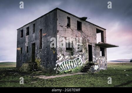 Der verstummte Kontrollturm auf dem ausgedient WW2 RAF Davidstow Airfield auf Bodmin Moor in Cornwall. Stockfoto