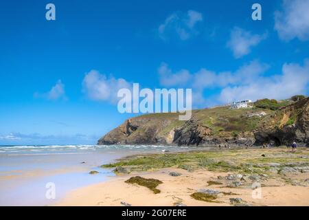 Mawgan Porth Beach in Cornwall UK; sonniges Wetter und blauer Himmel über dem beliebten Touristenziel für einen Aufenthalt in Cornwall. Stockfoto