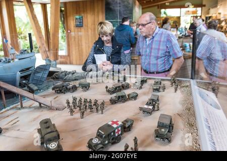 Menschen, die eine Diorama-Ausstellung zur Erinnerung an die 29. Infanterie betrachten Division startet am Trebah Garden Polgwidden Beach zum D-Day Landungen in W Stockfoto