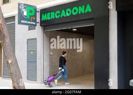 Valencia, Spanien. Mai 2021. Eine Frau, die als Vorsichtsmaßnahme gegen die Verbreitung von Covid-19 eine Gesichtsmask trägt, kommt in einen Mercadona Supermarkt. Quelle: Xisco Navarro/SOPA Images/ZUMA Wire/Alamy Live News Stockfoto