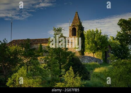 Sonnenaufgang in der Einsiedelei von Santa Llúcia de Sobreunt, im Frühjahr, in der ländlichen Region Kataloniens (Lluçanès, Osona, Katalonien, Spanien) Stockfoto