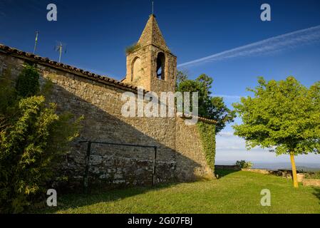 Sonnenaufgang in der Einsiedelei von Santa Llúcia de Sobreunt, im Frühjahr, in der ländlichen Region Kataloniens (Lluçanès, Osona, Katalonien, Spanien) Stockfoto