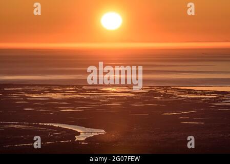 Sonnenaufgang vom Mont Caro mit Blick auf das Ebro-Delta (Naturpark Els Ports, Tarragona, Katalonien, Spanien) Stockfoto