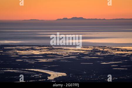 Sonnenaufgang vom Mont Caro mit Blick auf das Ebro-Delta und die Serra de Tramuntana am Horizont, auf Mallorca (Naturpark Els Ports, Tarragona, Spanien) Stockfoto