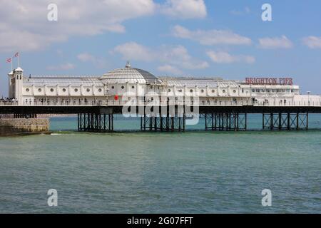 London, Großbritannien. Mai 2021. Allgemeiner Blick auf den Brighton Pier an einem warmen und sonnigen Tag. Kredit: SOPA Images Limited/Alamy Live Nachrichten Stockfoto