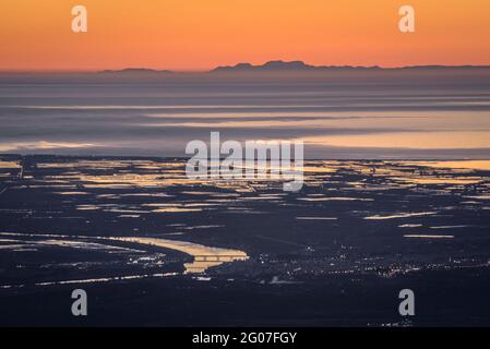 Sonnenaufgang vom Mont Caro mit Blick auf das Ebro-Delta und die Serra de Tramuntana am Horizont, auf Mallorca (Naturpark Els Ports, Tarragona, Spanien) Stockfoto