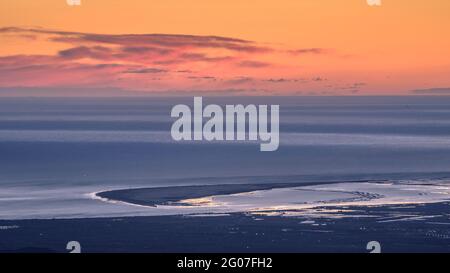 Sonnenaufgang vom Mont Caro mit Blick auf das Ebro-Delta und die Serra de Tramuntana am Horizont, auf Mallorca (Naturpark Els Ports, Tarragona, Spanien) Stockfoto