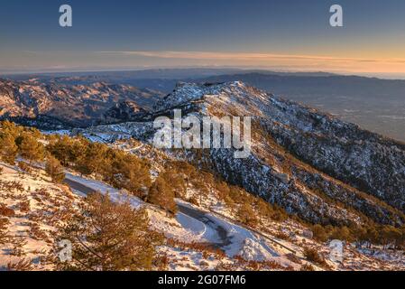 Sonnenaufgang vom Mont Caro aus mit Blick auf das Port-Massiv, im Winter schneebedeckt (Els Ports Natural Park, Tarragona, Katalonien, Spanien) Stockfoto