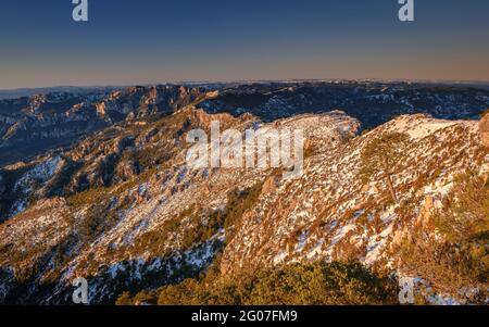 Sonnenaufgang vom Mont Caro aus mit Blick auf das Port-Massiv, im Winter schneebedeckt (Els Ports Natural Park, Tarragona, Katalonien, Spanien) Stockfoto