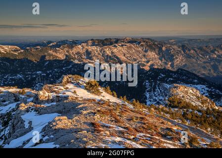 Sonnenaufgang vom Mont Caro aus mit Blick auf das Port-Massiv, im Winter schneebedeckt (Els Ports Natural Park, Tarragona, Katalonien, Spanien) Stockfoto