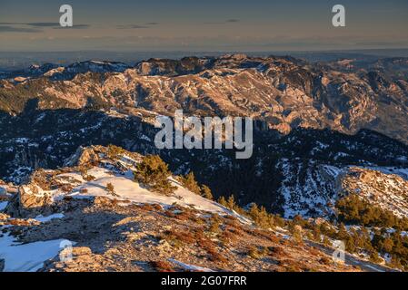 Sonnenaufgang vom Mont Caro aus mit Blick auf das Port-Massiv, im Winter schneebedeckt (Els Ports Natural Park, Tarragona, Katalonien, Spanien) Stockfoto