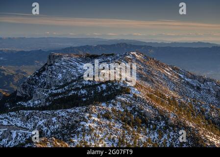 Sonnenaufgang vom Mont Caro aus mit Blick auf das Port-Massiv, im Winter schneebedeckt (Els Ports Natural Park, Tarragona, Katalonien, Spanien) Stockfoto