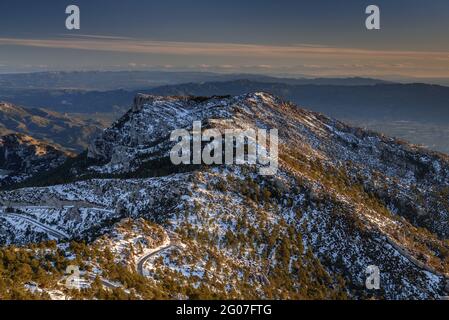 Sonnenaufgang vom Mont Caro aus mit Blick auf das Port-Massiv, im Winter schneebedeckt (Els Ports Natural Park, Tarragona, Katalonien, Spanien) Stockfoto