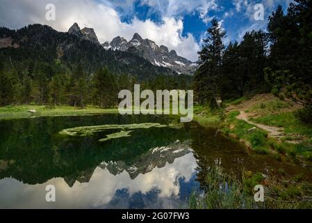 Sonnenuntergang am Ibonet de Batisielles See, unter den Agujas de Ixeia im Posets-Massiv (Benasque, Huesca, Aragon, Spanien, Pyrenäen) Stockfoto