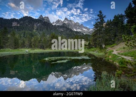 Sonnenuntergang am Ibonet de Batisielles See, unter den Agujas de Ixeia im Posets-Massiv (Benasque, Huesca, Aragon, Spanien, Pyrenäen) Stockfoto