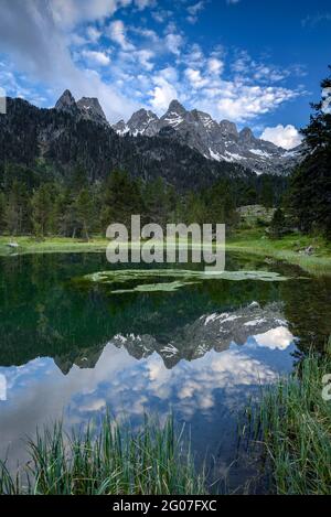 Sonnenuntergang am Ibonet de Batisielles See, unter den Agujas de Ixeia im Posets-Massiv (Benasque, Huesca, Aragon, Spanien, Pyrenäen) Stockfoto