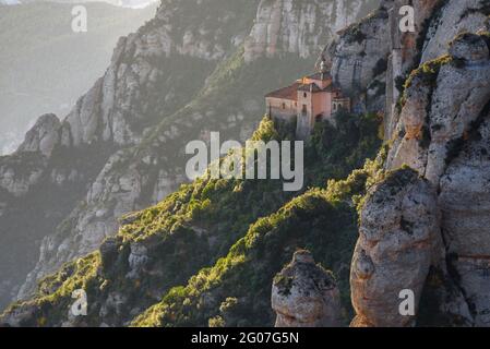 Die Heilige Höhle (La Santa Cova), von der Abtei von Montserrat aus gesehen (Barcelona, Katalonien, Spanien) ESP: La Santa Cueva, vista desde la Abadía de Montserrat Stockfoto