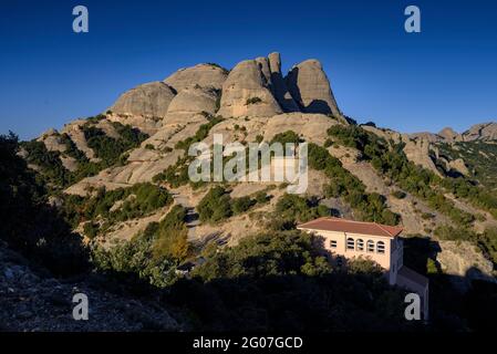 Blick auf die Felsen von Gorres (Caps) und Magdalenes (Muffins), von der Bergstation der Sant Joan Standseilbahn aus gesehen (Montserrat, Barcelona, Spanien) Stockfoto