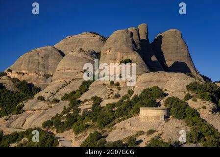 Blick auf die Felsen von Gorres (Caps) und Magdalenes (Muffins), von der Bergstation der Sant Joan Standseilbahn aus gesehen (Montserrat, Barcelona, Spanien) Stockfoto