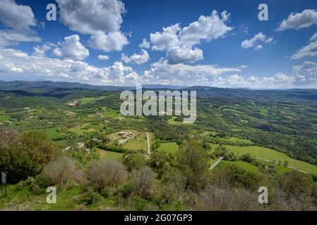 Blick vom Hügel der Burg Lluçà im Frühling (Osona, Barcelona, Katalonien, Spanien) ESP: Vistas desde el cerro del castillo de Lluçà en primavera Stockfoto