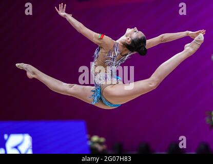 Pesaro, Italien. Mai 2021. Harnasko Alina (BLR) tritt während der Rhythmischen Gymnastik FIG World Cup 2021 Pesaro in der Vitrifrigo Arena, Pesaro. (Foto: Fabrizio Carabelli/SOPA Images/Sipa USA) Quelle: SIPA USA/Alamy Live News Stockfoto