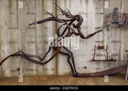 Schmiedeeiserne Skulpturen an einer Wand in Alpens (Osona, Barcelona, Katalonien, Spanien) ESP: Esculturas de hierro forjado en un mural de Alpens (Osona) Stockfoto