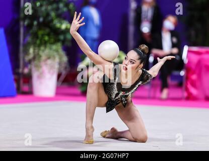 Pesaro, Italien. Mai 2021. Die Agiurgiuculese Alexandra (ITA) tritt während der Rhythmischen Gymnastik FIG World Cup 2021 Pesaro in der Vitrifrigo Arena, Pesaro, auf. (Foto: Fabrizio Carabelli/SOPA Images/Sipa USA) Quelle: SIPA USA/Alamy Live News Stockfoto