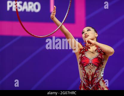 Pesaro, Italien. Mai 2021. Kim Chaewoon (Kor) tritt während der Rhythmischen Gymnastik FIG World Cup 2021 Pesaro in der Vitrifrigo Arena, Pesaro, auf. (Foto: Fabrizio Carabelli/SOPA Images/Sipa USA) Quelle: SIPA USA/Alamy Live News Stockfoto