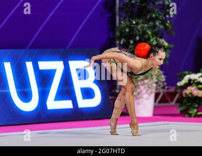 Pesaro, Italien. Mai 2021. Ikromova Takhmina (UZB) tritt während der Rhythmischen Gymnastik FIG World Cup 2021 Pesaro in der Vitrifrigo Arena, Pesaro. (Foto: Fabrizio Carabelli/SOPA Images/Sipa USA) Quelle: SIPA USA/Alamy Live News Stockfoto