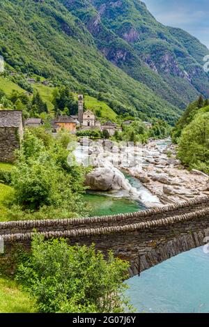 Blick auf die Brücke Ponte dei Salti zum Fluss Verzasca bei Lavertezzo - klarer und türkisfarbener Wasserlauf und Felsen im Tessin - Valle Verzasca - Tal in Tes Stockfoto