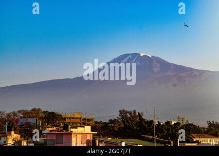 Panoramablick auf den Kilimanjaro von der Stadt Moshi, Tansania Stockfoto