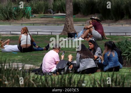 Mexiko-Stadt, Mexiko. Juni 2021. Personen ruhen sich aus, während sie Parks und Touristengebiete genießen, nachdem die Regierung von Mexiko die Wiederaufnahme von Outdoor-Aktivitäten zugelassen hat, nachdem angekündigt wurde, dass die epidemiologische Covid-19-Warnung gelb markiert wird, mit einer Verringerung der berüchtigten Virusinfektionen. Am 1. Juni 2021 in Mexiko-Stadt, Mexiko. (Foto von Eyepix/Sipa USA) Quelle: SIPA USA/Alamy Live News Stockfoto