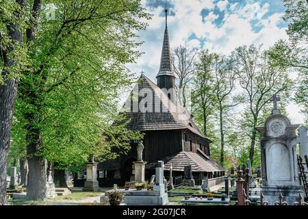 Broumov, Tschechische republik - 21. Mai 2021. Hölzerne Kirche der heiligen Maria aus dem 13. Jahrhundert mit altem Friedhof.Renaissance und Empire-Stil Grabsteine und grav Stockfoto