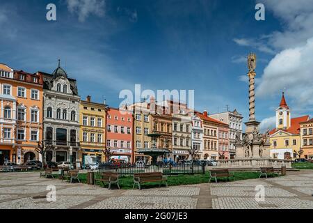 Broumov, Tschechische Republik - Mai 21,2021. Historisches Stadtzentrum mit bunten Häusern im Nordosten von Böhmen.Hauptplatz mit Mariensäule und Statuen. Stockfoto