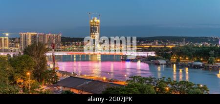 Panoramablick von der Belgrader Festung des Flusses Sava, der Belgrader Uferpromenade und den Belgrader Brücken bei Nacht in Belgrad, Serbien am 26. Mai 2021 Stockfoto
