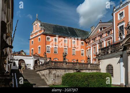 Broumov, Tschechische Republik - Mai 21,2021. Benediktinerkloster mit der Kirche St. Vojtech im gotischen Stil gebaut.Es verfügt über eine einzigartige Klosterbibliothek Stockfoto