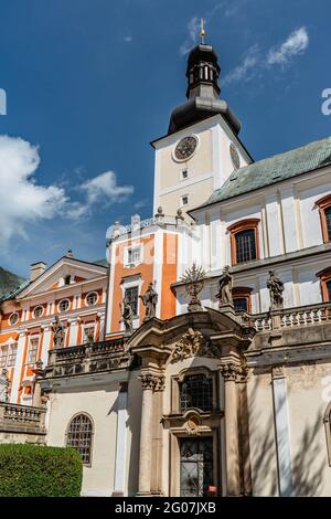 Broumov, Tschechische Republik - Mai 21,2021. Benediktinerkloster mit der Kirche St. Vojtech im gotischen Stil gebaut.Es verfügt über eine einzigartige Klosterbibliothek Stockfoto