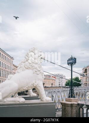 Sankt-Petersburg, Russland, 22. August 2020: Löwenskulpturen auf der Brücke. Stockfoto