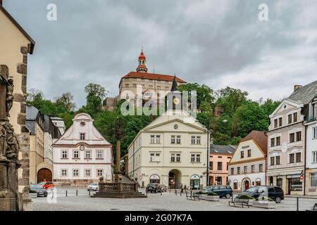 Nachod, Tschechische Republik - Mai 23,2021. Stadtzentrum mit Hauptplatz und Kirche, schöne Burg auf einem Hügel.Renaissance-Schloss mit Aussichtsturm. Stockfoto