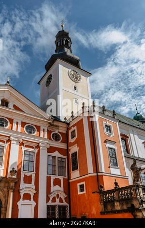 Broumov, Tschechische Republik - Mai 21,2021. Benediktinerkloster mit der Kirche St. Vojtech im gotischen Stil gebaut.Es verfügt über eine einzigartige Klosterbibliothek Stockfoto