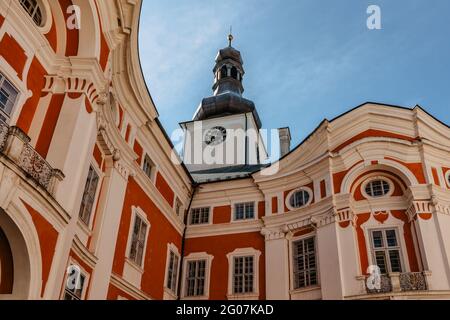 Broumov, Tschechische Republik - Mai 21,2021. Benediktinerkloster mit der Kirche St. Vojtech im gotischen Stil gebaut.Es verfügt über eine einzigartige Klosterbibliothek Stockfoto