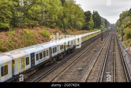 Ein Geisterzug, der von London Waterloo aus Richtung Westen entlang der Hauptlinie in Richtung Farnborough fährt Stockfoto